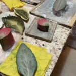 Florencia de la V Instagram - Solo a través de arte podemos salir de nosotros mismos. Ver lo que otro ve de ese universo que no es el mismo que el nuestro. @chanchobola 🐷🪻💐🌺