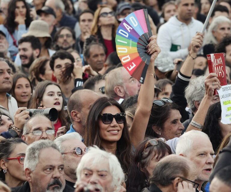 Florencia de la V Instagram - El pueblo unido jamás será vencido! ✊🇦🇷 @somostelam @sudestadarevista @lagargantapoderosa @nv9.photo