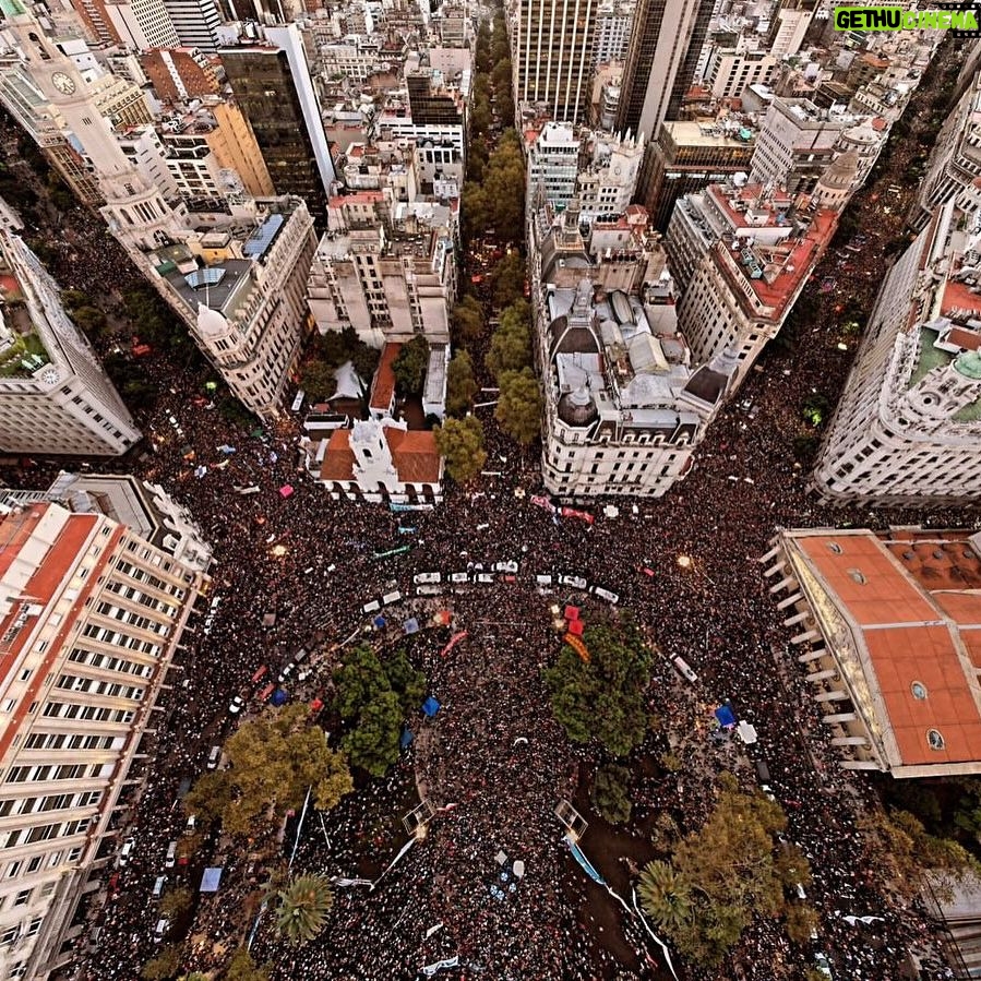 Florencia de la V Instagram - El pueblo unido jamás será vencido! ✊🇦🇷 @somostelam @sudestadarevista @lagargantapoderosa @nv9.photo