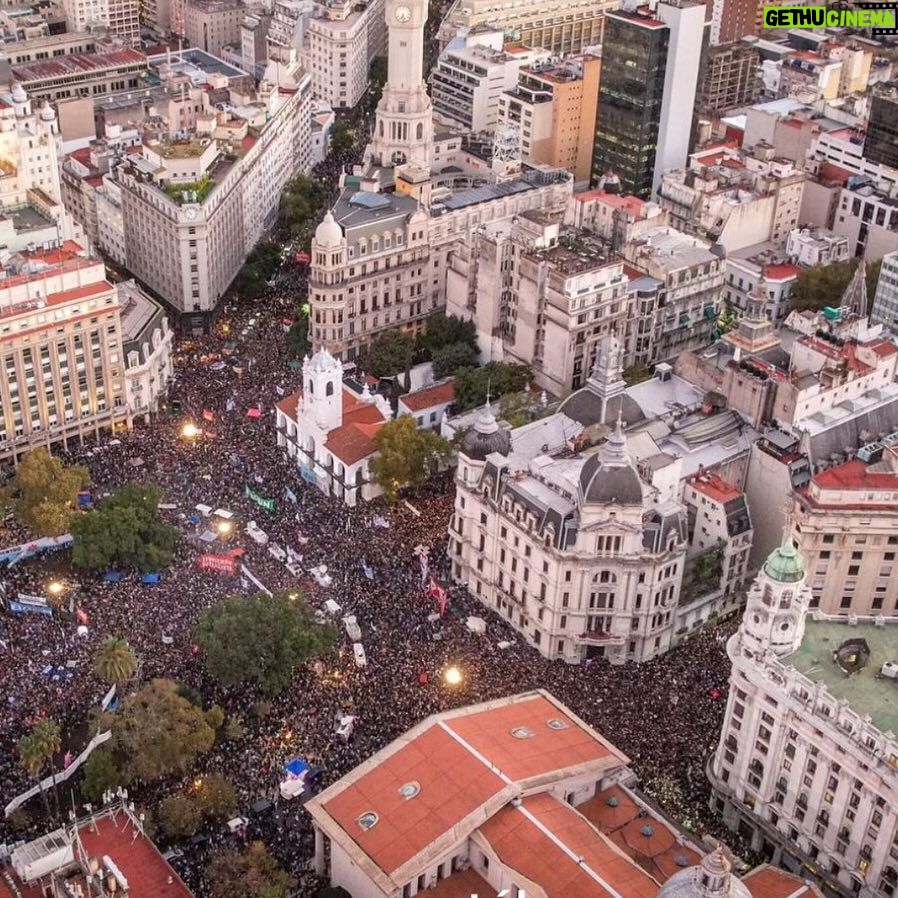 Florencia de la V Instagram - El pueblo unido jamás será vencido! ✊🇦🇷 @somostelam @sudestadarevista @lagargantapoderosa @nv9.photo