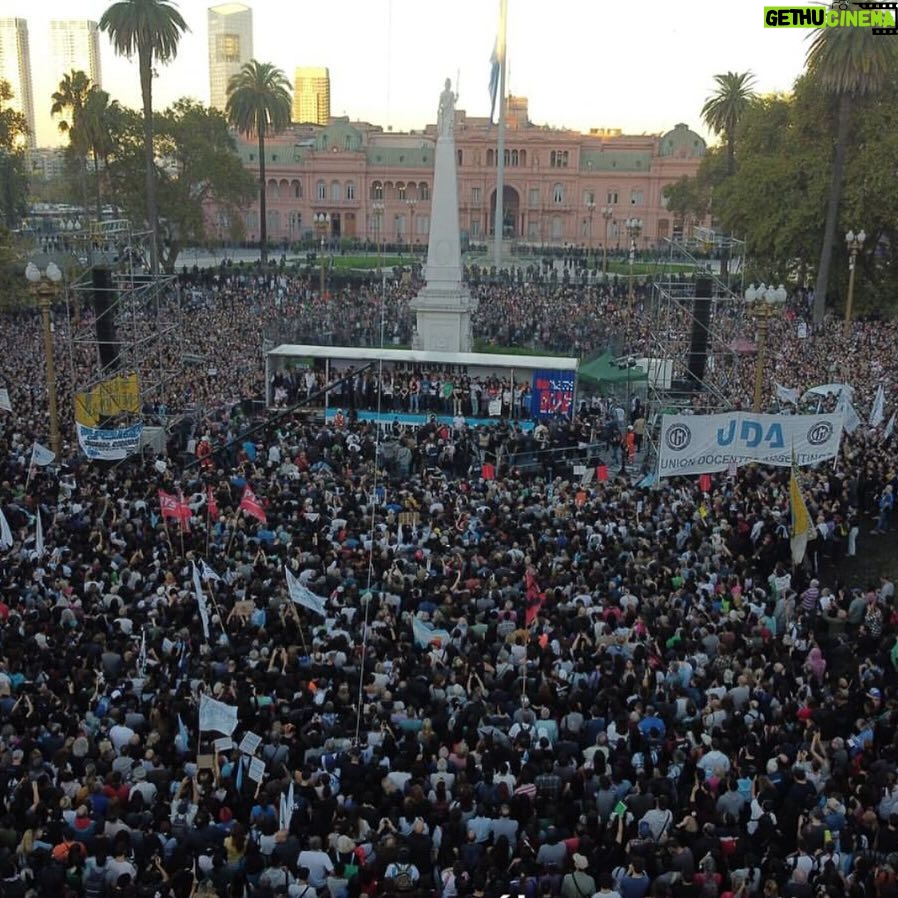 Florencia de la V Instagram - El pueblo unido jamás será vencido! ✊🇦🇷 @somostelam @sudestadarevista @lagargantapoderosa @nv9.photo