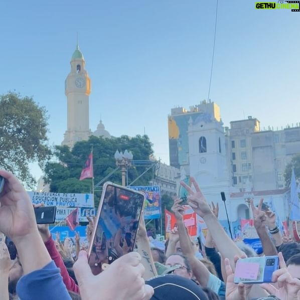 Florencia de la V Instagram - El pueblo unido jamás será vencido! ✊🇦🇷 @somostelam @sudestadarevista @lagargantapoderosa @nv9.photo