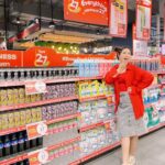 Focus Jirakul Instagram - เวลากินเราก็ตั้งใจ เวลารักใครเราก็รักจริง แฮร่!!! มีความสุขมากเลยค่ะ กับการได้เตร่หาของกินที่มีเยอะมาก อันนี้ก็น่ากิน อันโน่นก็น่าลอง อันนี้ชอบมาก โอ๊ยยยอันนั้นอร่อยสุดๆ เดินท็อปส์เดินช้อปมันส์มาก เดินจนขาลากก็ยังช้อปไม่หมด ตอนนี้ท็อปส์ ฉลองครบรอบ 𝟐𝟕 ปี #𝐄𝐯𝐞𝐫𝐲𝐃𝐚𝐲𝐇𝐀𝐏𝐏𝐈𝐍𝐄𝐒𝐒 ค้นพบความสุขที่ไม่ธรรมดา กับโปรโมชั่นที่จะทำให้คุณ สุข สุด สุด! ✨ . ♥️ สุขสุดคุ้ม ดีลเด็ด สินค้าลดราคาเริ่มต้นเพียง 27 บาท! ♥️ สุขทุกวัน รับคะแนน The 1 x 27 เท่า เมื่อช็อปครบ 500 บาทขึ้นไป / ใบเสร็จ จำกัดสิทธิ์ 100 คนแรก ต่อวัน* ♥️ สุขสุด เอ็กซ์คลูซีฟ Top spender ที่มียอดซื้อสะสมสูงสุด 27 ท่านแรก รับฟรี! บัตรที่พักในเครือ Centara มูลค่า 27,000 บาท และ รับคะแนน The 1 อีก 10,000 คะแนนทันที ♥️ สุขสุดฟิน รับคูปองส่วนลดสูงสุด 27% (1 ชุด) เมื่อช็อปสินค้าครบ 600 บาท / ใบเสร็จ** . 📲 รายละเอียดเพิ่มเติม คลิก → https://tops.sh/s/tops27thanniversary . 📍 ที่ ท็อปส์, ท็อปส์ เดลี่, ท็อปส์ ฟู้ด ฮอลล์ และท็อปส์ ไฟน์ ฟู้ด ทุกสาขา หมดเขต 10 ตุลาคม นี้! . @topsthailand #Tops27 #Tops27thAnniversary #EveryDayDISCOVERY #EveryDayHAPPINESS