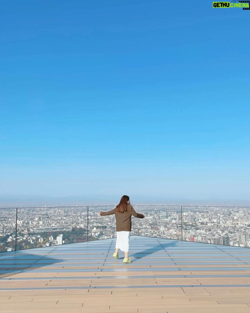 Focus Jirakul Instagram - ❶ SHIBUYA SKY #10จุดใหม่ในโตเกียวที่ต้องไป อยากจะบอกว่าวิวสวยมากกกกกกกก จากจุดที่เรายืนแทบจะเห็นรอบทั้งโตเกียวแบบ 360 องศา มุมถ่ายรูปเยอะมาก ลองแวะมาถ่ายรูปกับท้องฟ้า ตัดกับเมืองโตเกียวดู สวยแบบเสียววาบจริงๆ สูงมากกกกกก!!! #TokyoTokyo