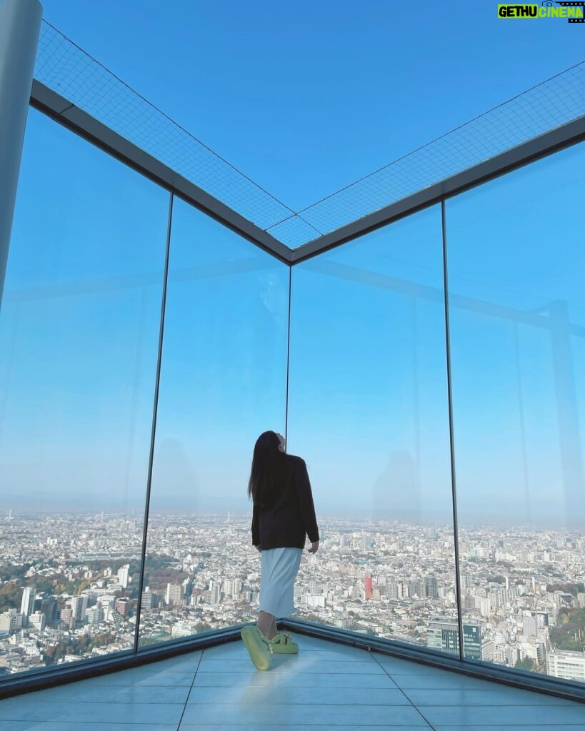 Focus Jirakul Instagram - ❶ SHIBUYA SKY #10จุดใหม่ในโตเกียวที่ต้องไป อยากจะบอกว่าวิวสวยมากกกกกกกก จากจุดที่เรายืนแทบจะเห็นรอบทั้งโตเกียวแบบ 360 องศา มุมถ่ายรูปเยอะมาก ลองแวะมาถ่ายรูปกับท้องฟ้า ตัดกับเมืองโตเกียวดู สวยแบบเสียววาบจริงๆ สูงมากกกกกก!!! #TokyoTokyo