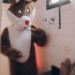 Foquinha Instagram - E se um coelhão desse aparece na sua sala com uma cesta de @nestlechocolates ? 🗣️ Vocês já tão ligados que eu AMO ver um BBB comendo Choco Trio, né?! Agora, juntou esse combo com Ovo Classic Nestlé… affff, match perfeito nessa Páscoa! Ps: reconheceram o coelhão pela maozinha? HAHA! #ChocoMatch #ChocoTrionoBBB24 *publi