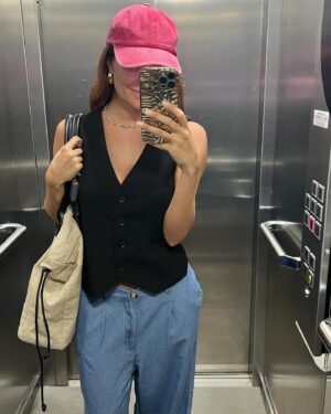 Francini Amaral Instagram - Adiós Abril! 
En lo personal fue un mes de mierd@ pero en lo profesional fue un mes maravilloso!!! 
La canción nueva que estamos a punto de sacar con @grupoaxebahia me tiene muy emocionada y está siendo mi motor para seguir adelante… 
Se viene tb cambio de casa. 🫶🏼 Que me tiene muy emocionada… cambio de vida, cambio de chip …
Hay que dejar fluir…