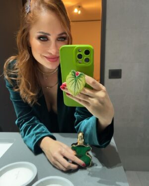 Francini Amaral Instagram - Llegando a casa post evento de lanzamiento del nuevo perfume de Tous. 
Empecemos por el color del frasco… verde! Mi color favorito… 
Huele a pera, jazmín, vainilla…Mis notas favoritas…
💚

Que tipo de perfume te gusta? 

#tousperfumes #theemeraldelixir #perfumesgourmand #perfumelovers