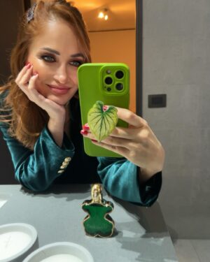 Francini Amaral Instagram - Llegando a casa post evento de lanzamiento del nuevo perfume de Tous. 
Empecemos por el color del frasco… verde! Mi color favorito… 
Huele a pera, jazmín, vainilla…Mis notas favoritas…
💚

Que tipo de perfume te gusta? 

#tousperfumes #theemeraldelixir #perfumesgourmand #perfumelovers