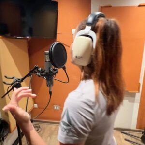 Francini Amaral Instagram - Adiós Abril! 
En lo personal fue un mes de mierd@ pero en lo profesional fue un mes maravilloso!!! 
La canción nueva que estamos a punto de sacar con @grupoaxebahia me tiene muy emocionada y está siendo mi motor para seguir adelante… 
Se viene tb cambio de casa. 🫶🏼 Que me tiene muy emocionada… cambio de vida, cambio de chip …
Hay que dejar fluir…
