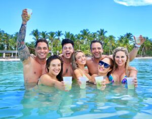 Francini Amaral Instagram - Axe en Punta Cana!!! 

Que bien lo pasamos!!! 
Venimos hacer un show y aprovechamos de conocer la famosa Isla Saona de la mano de @latinosinpuntacana . Muy lindo el lugar !!!

 Y obviamente no podría faltar la celebración con la bandera , ya que tuvimos q celebrar el 18 fuera de Chile! 

#axebahia #puntacana #rd #latinosinpuntacana #republicadominicana