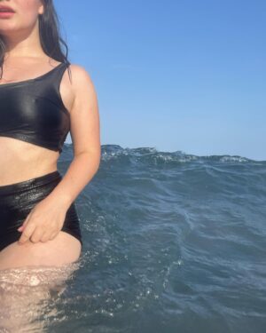 Francisca Aronsson Instagram - Hoy hace un año estábamos en La Palma (Una Isla de Canarias) rodando Hit temp 3 🎬🤍… 

Ojalá dar fecha de estreno pronto para todas las personas que desean verla✨

Recuerdos especiales en la isla :)