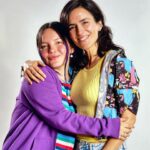 Francisca Aronsson Instagram - Estoy muy feliz de compartir escenas con Pasita❤️☺️. @pazbascuactriz es una actriz chilena muy talentosa y lo demuestra su larga trayectoria en icónicas teleseries de Chile 🇨🇱 y estoy muy emocionada por la oportunidad que me trajo esta película #PerraVida (que seguimos rodando🎬) De conocer a esta bonita mujer en todos los sentidos. Aprendo mucho de ti Pasita❤️.