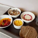 Francisca Aronsson Instagram - El desayuno es mi momento favorito del día 🩷. El de ustedes también? Que acostumbran desayunar? Compartan sus recetas 👀. Hotel: @hotelmagnoliacl #Publicidad