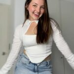 Francisca Aronsson Instagram - Alguien más que baile 🕺 sola/o en su cuarto antes de salir ? Casi siempre suelo bailar para cargarme de energía ❤️ Outfit: @mehperu #Publicidad