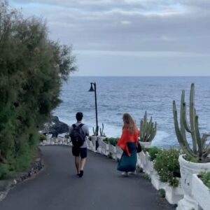 Francisca Aronsson Instagram - Hoy hace un año estábamos en La Palma (Una Isla de Canarias) rodando Hit temp 3 🎬🤍… 

Ojalá dar fecha de estreno pronto para todas las personas que desean verla✨

Recuerdos especiales en la isla :)