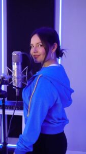Francisca Aronsson Instagram - Nuevo cover “Triple T” de @tinistoessel 💙 Al final del video les dejé un poco de cuando grababa mi voz… Productor musical: @benjiburga Director: @finstorino Videografos: @nathan_tesse @mathias_3.jpg Editora: @ximenamaticorena_