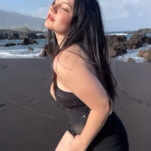Francisca Aronsson Instagram - Hoy hace un año estábamos en La Palma (Una Isla de Canarias) rodando Hit temp 3 🎬🤍… 

Ojalá dar fecha de estreno pronto para todas las personas que desean verla✨

Recuerdos especiales en la isla :)
