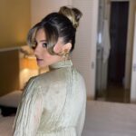 Francisca Estevez Instagram - Gracias !!!!! @catalinaramirezstylist por ser la mejor stylist!! 🤩 fui muy feliz !!♥️ Vestido: @alitzagarciar Accesorios: @ayshabilgrami Cartera: @analaverde.leather Bronceo: @tatanbogota