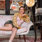 Francisca Estevez Instagram - Let’s take it back ☎️ 📷 by: @jakophoto Styling by: @vanessarestrepostylist 👗 M & H: @viviana.danico para @glambyalexa Locación: @madamecoquete