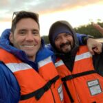 Francisco Saavedra Instagram - Me han preguntado mucho por mi amigo @davidfractal y solo quiero decirles que Sin Catador no hay más #LugaresQueHablan , sin mi partner no puedo hacer más este programa que nos ha llevado a recorrer hasta el último rincón de Chile. El talento , la experiencia, la química y la lealtad no son reemplazables. Hoy el área pasa a llamarse Entretencion y cultura y les deseo lo mejor, espero encontrar mi espacio y sentirme parte. Pero quiero decirles que el programa está más vivo que nunca, que vamos a seguir adelante con mucha fuerza, que con varios de los compañeros que desvincularon vamos a volver a trabajar juntos de una u otra manera. Hoy darle voz a nuestros compatriotas es una misión editorial importante, si dejamos de hacer este trabajo no tiene sentido estar en un medio de comunicación. Puedes hacer muchas cosas lindas y entretenidas, pero Lugares que Hablan es un programa profundo, una radiografía social de Chile, y de paso el programa que me permitió convertirme en conductor de TV y redescubrir mi país. Vamos a cumplir 13 años con más de 250 capitulos al aire y aún nos quedan miles de kilómetros por recorrer. Así que vamos a trabajar de la mejor forma para que tengamos la mejor temporada de todas y muchas más sorpresas. El 13 es el canal de la cultura con una tremenda programación y es nuestra misión mantenerla viva . Cultura entretenida, Cultura para todos , Cultura 13