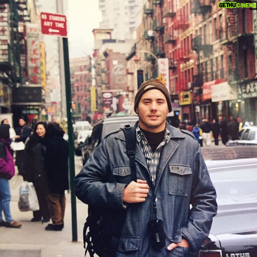 Francisco Saavedra Instagram - Mi primer viaje. Esto fue en Octubre de 1999 Comenzamos en New York y luego al mundo. Ese día me rapé, era como un cambio de piel , una nueva experiencia, había que vivirla de cero y pelado al cero Jajajajaja #Viajes #SociosPorElMundo #Aventuras #diversion #rapado
