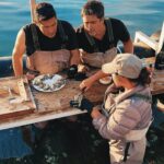 Francisco Saavedra Instagram - Cosechando Ostras en Coffin Bay. Seguimos viajando y haciendo para ustedes la nueva temporada de #SociosPorElMundo3