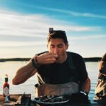Francisco Saavedra Instagram - Cosechando Ostras en Coffin Bay. Seguimos viajando y haciendo para ustedes la nueva temporada de #SociosPorElMundo3