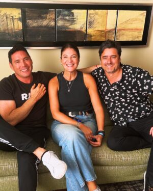 Francisco Saavedra Instagram - Animar esta versión de @elfestivaldevina ha sido un sueño cumplido, un camino de reencuentro con mis inicios en la radio Libertad AM de Curicó.

Siento mucha gratitud, porque se me viene a la cabeza la imagen de tantas personas que hicieron posible que este sueño se hiciera realidad. Pienso en mis padres instándome desde niño a luchar por mis metas, en tantas personas que a lo largo de mi carrera confiaron en mí, en esas puertas que se cerraron y también en mis compañeros y amigos de trabajo con los cuales hemos compartido esta ruta, pienso en mi marido e hijos que me apoyan incondicionalmente.

No me canso de darle las gracias a todos quienes se detuvieron a darme un abrazo, me regalaron una sonrisa y me llenaron de amor en el hotel y la Quinta Vergara, porque es eso lo que me sostiene: comunicar, mostrar realidades, compartir sonrisas, ayudar y entretener.

Lo pasé increíble, conocí a un equipo de profesionales impresionantes, me llevo las mejores experiencias para seguir preparándome, aprendiendo y creciendo. ¡Vamos siempre por más!

Estas son postales de las seis noches en que la Quinta Vergara y la gente en sus casas llenó de amor mi corazón y junto a mi querida @marigodoyibanez tratamos de retribuirlo con honestidad, sacrificio, rigor y mucho, pero mucho trabajo. 

La vida es crecimiento y aprendizaje , voy a trabajar mucho más para ser cada vez mejor en mi trabajo, las críticas constructivas las recibo para esforzarme cada día más. Y seguir en esta senda que comenzó hace más de 20 años trabajando a pulso y soñando.

Quiero aprovechar de enviar un mensaje a todos esos niños y niñas que quizá estén un poco desorientados y no sepan que hacer en el futuro a ellos decirles que la vida es para soñar y para cumplir metas , y que nadie se atreva nunca a cortarles esas alas.

Nos vemos pronto para seguir disfrutando de este sueño que es conocer nuestro país de las maneras más profundas, ahora abriendo un capítulo hermoso junto al festival latino más importante del mundo ❤️