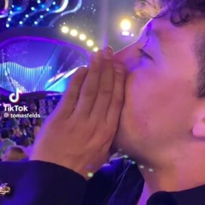 Francisco Saavedra Instagram - Me encanta este video jajajajajaja. Aprovecho a partir de esto para agradecer todo el amor y todo el cariño que he recibido en las calles de Viña del Mar, en la Quinta Vergara y en cada noche de festival. Toda esa buena onda, los abrazos en la calle y tanta buena energía. Es por eso que llevo tantos años recorriendo Chile, porque su cariño es lo máximo siempre para mí ❤️