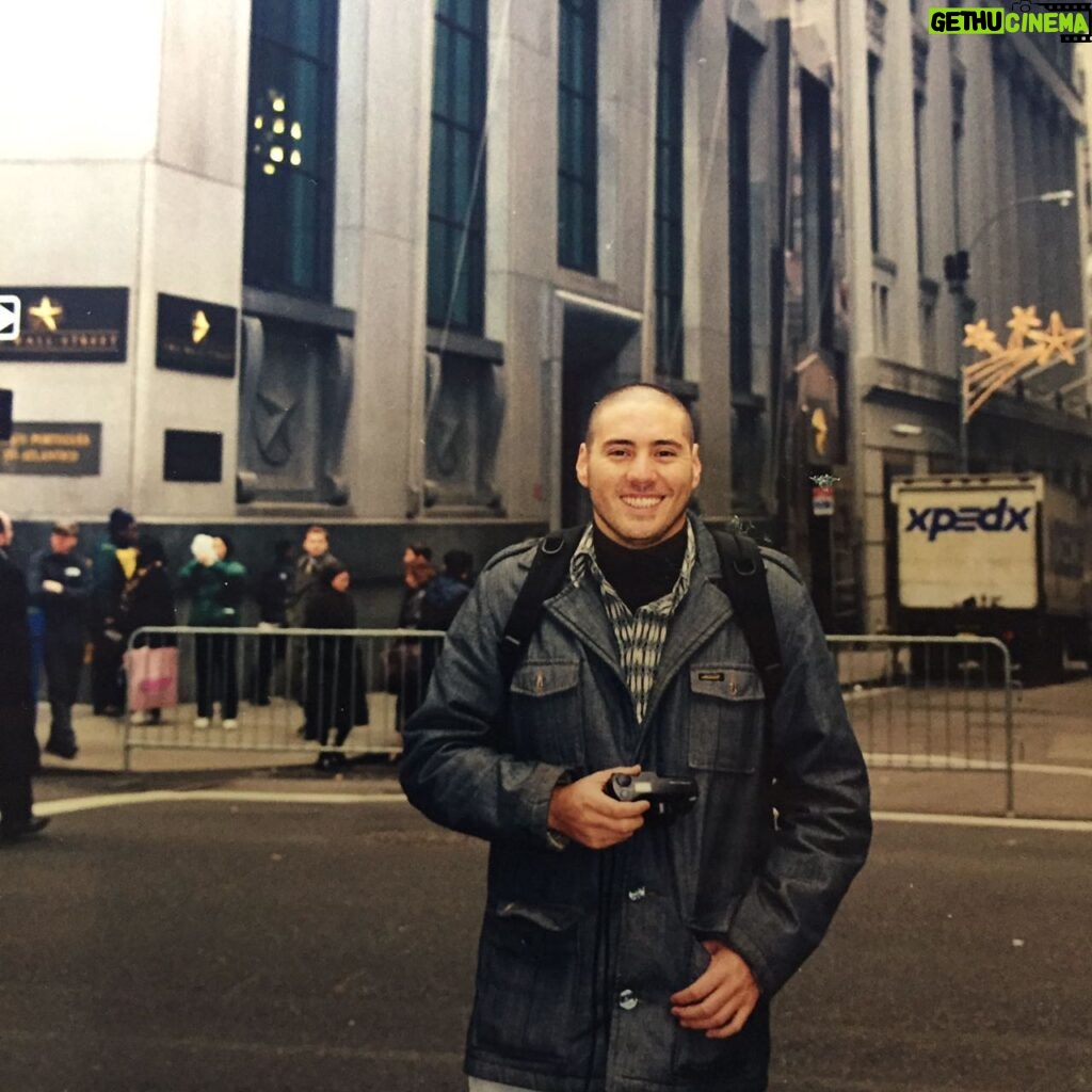 Francisco Saavedra Instagram - Mi primer viaje. Esto fue en Octubre de 1999 Comenzamos en New York y luego al mundo. Ese día me rapé, era como un cambio de piel , una nueva experiencia, había que vivirla de cero y pelado al cero Jajajajaja #Viajes #SociosPorElMundo #Aventuras #diversion #rapado