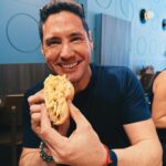 Francisco Saavedra Instagram – Día 0 Paseando por Melbourne y mañana camino a Filipinas para comenzar el Rodaje de #SociosPorElMundo3 hoy conocimos lugares preciosos y comimos un hot dog de camarones
