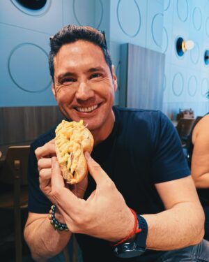Francisco Saavedra Instagram - Día 0 Paseando por Melbourne y mañana camino a Filipinas para comenzar el Rodaje de #SociosPorElMundo3 hoy conocimos lugares preciosos y comimos un hot dog de camarones
