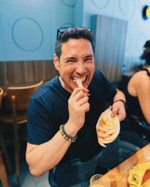Francisco Saavedra Instagram - Día 0 Paseando por Melbourne y mañana camino a Filipinas para comenzar el Rodaje de #SociosPorElMundo3 hoy conocimos lugares preciosos y comimos un hot dog de camarones