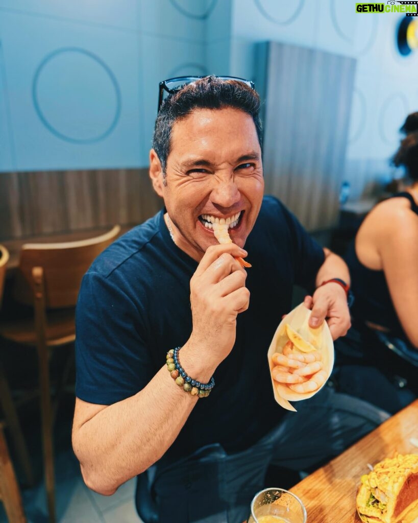 Francisco Saavedra Instagram - Día 0 Paseando por Melbourne y mañana camino a Filipinas para comenzar el Rodaje de #SociosPorElMundo3 hoy conocimos lugares preciosos y comimos un hot dog de camarones