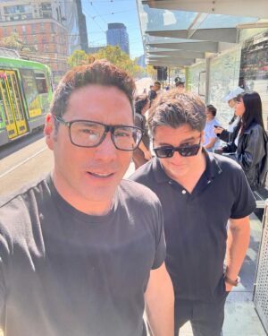 Francisco Saavedra Instagram - Día 0 Paseando por Melbourne y mañana camino a Filipinas para comenzar el Rodaje de #SociosPorElMundo3 hoy conocimos lugares preciosos y comimos un hot dog de camarones