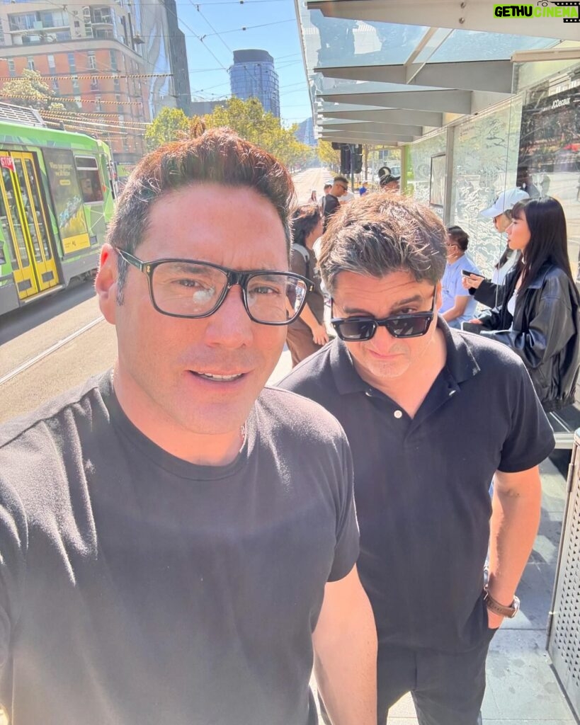 Francisco Saavedra Instagram - Día 0 Paseando por Melbourne y mañana camino a Filipinas para comenzar el Rodaje de #SociosPorElMundo3 hoy conocimos lugares preciosos y comimos un hot dog de camarones