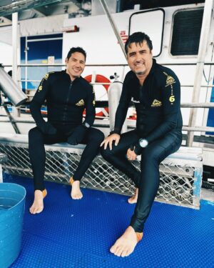 Francisco Saavedra Instagram - Mi querido amigo @zabaletachile está de cumpleaños 🎂Hoy estamos juntos de viaje y lo celebramos como corresponde. Un ser humano increíble, un amigo maravilloso, una persona atómica. Me siento muy afortunado de tenerte en la vida, el mejor partner y consejero, mi amigo querido y para siempre 🙌🏻🇨🇱🇹🇫🐨❤️🙌🏻