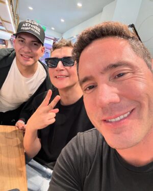 Francisco Saavedra Instagram - Día 0 Paseando por Melbourne y mañana camino a Filipinas para comenzar el Rodaje de #SociosPorElMundo3 hoy conocimos lugares preciosos y comimos un hot dog de camarones