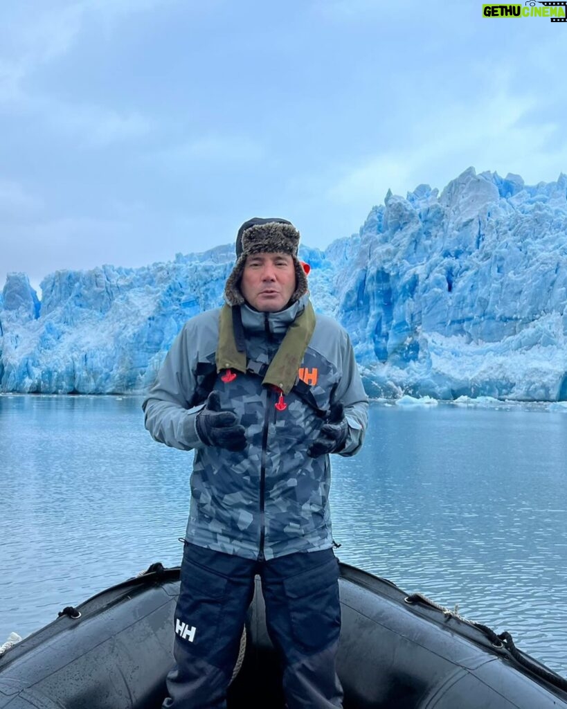 Francisco Saavedra Instagram - Gracias infinitas #PuertoEden Gracias a la @armada_chile por llevarnos hasta el último rincón de Chile Y Gracias a cada compatriota que abrió su corazón. A los televidentes que durante tantos años nos acompañan solo decirles que es emocionante saber que están ahí y que valoran la Televisión con contenido y tantos mensajes de amor y cariño espero que toda esa energía y cariño se les multiplique. A las autoridades por favor no abandonen #Puerto Edén , sus niños necesitan conectividad, su gente necesita que se les deje de invisibilizar ❤️ #PuertoEden #LugaresQueHablan2024