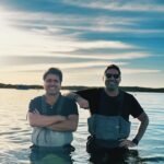 Francisco Saavedra Instagram - Cosechando Ostras en Coffin Bay. Seguimos viajando y haciendo para ustedes la nueva temporada de #SociosPorElMundo3