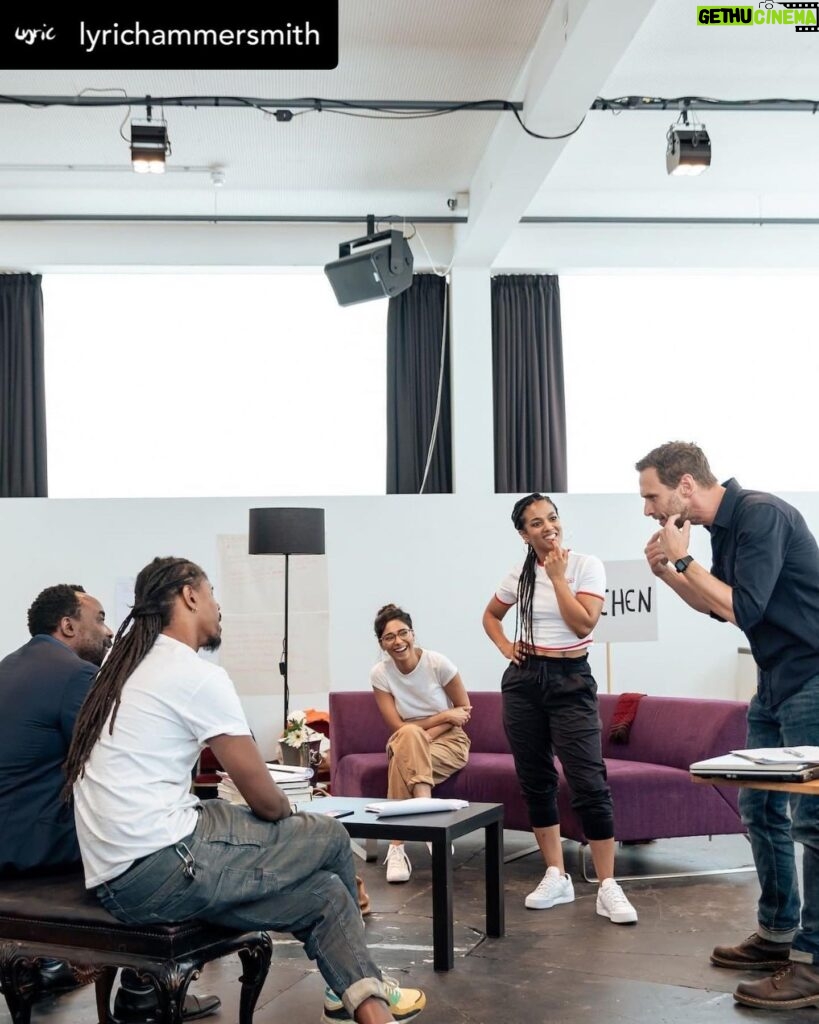 Freema Agyeman Instagram - •Posted @withregram• @lyrichammersmith Step inside the rehearsal room of #GodOfCarnageLyric coming soon from 01 Sep. @bbcdoctorwho and Dreamland star Freema Agyeman returns to the stage for this blistering dark comedy along with Ariyon Bakare (@darkmaterialsofficial), Dinita Gohil (The Father and the Assassin) and Martin Hutson (Small Island). Book tickets from £10 now at the link in our bio. 📷 @_otherrichard #YasminaReza #ChristopherHampton #GodOfCarnage #DoctorWho #HisDarkMaterials #AriyonBakare #DinitaGohil #MartinHutson #LyricHammersmithTheatre