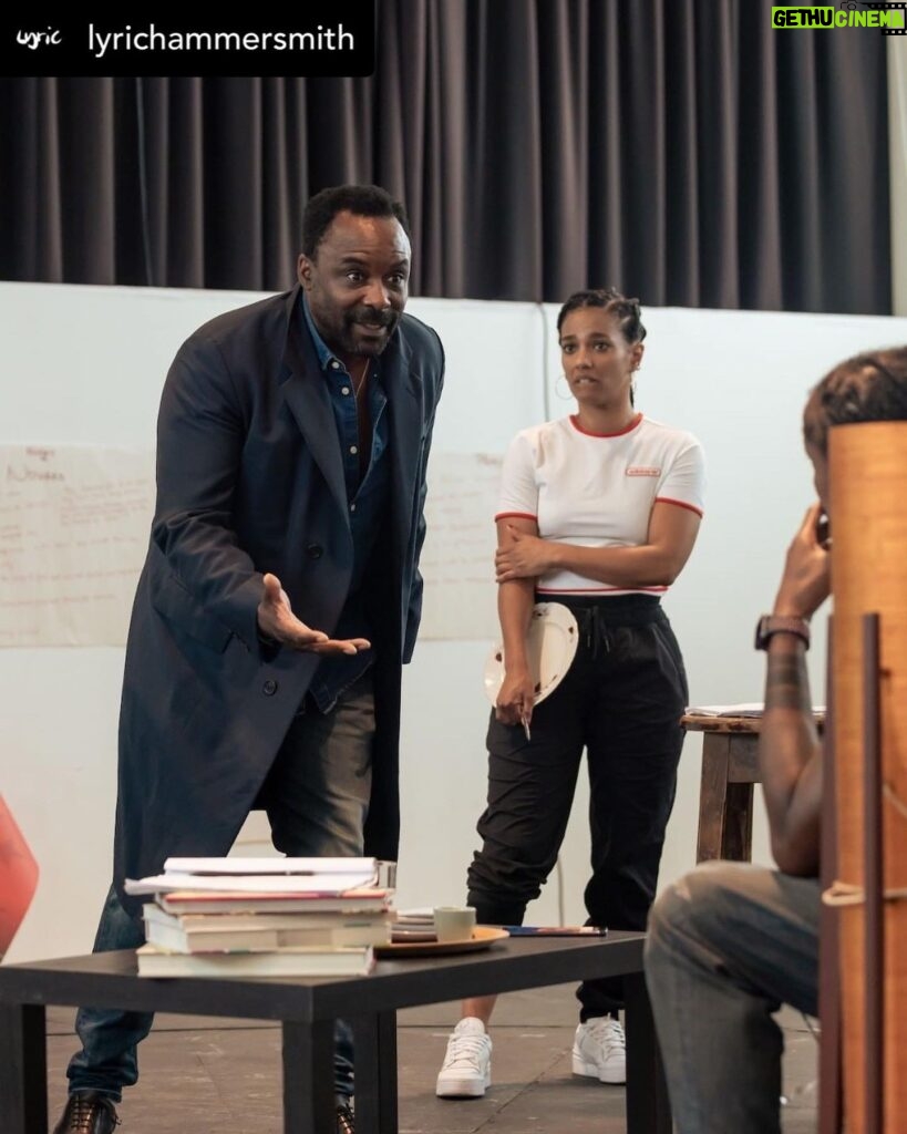 Freema Agyeman Instagram - •Posted @withregram• @lyrichammersmith Step inside the rehearsal room of #GodOfCarnageLyric coming soon from 01 Sep. @bbcdoctorwho and Dreamland star Freema Agyeman returns to the stage for this blistering dark comedy along with Ariyon Bakare (@darkmaterialsofficial), Dinita Gohil (The Father and the Assassin) and Martin Hutson (Small Island). Book tickets from £10 now at the link in our bio. 📷 @_otherrichard #YasminaReza #ChristopherHampton #GodOfCarnage #DoctorWho #HisDarkMaterials #AriyonBakare #DinitaGohil #MartinHutson #LyricHammersmithTheatre
