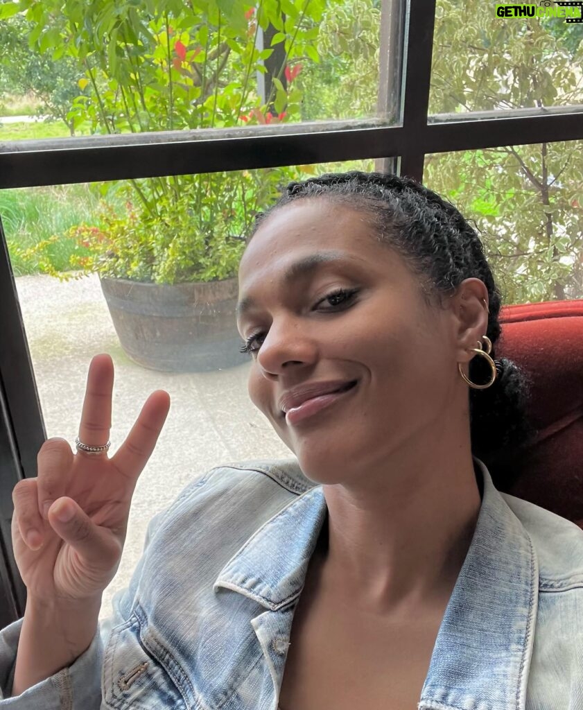 Freema Agyeman Instagram - …like a vilL’IN! Arrenarring & reconnecting amongst the last of the Summer vine. ☀️🌳🍂 And what a beautiful bright one it is today! Hope you’re feeling good during this seasonal transition - exercise/move your body, meditate, eat healthily & happily and socialise (in the flesh not just on phones!) to keep those endorphins & that serotonin flowing as we move into these darker, wintry months! (Unless you’re reading this on a different hemisphere- then happy approaching Spring/Summer!) Otherwise, embrace hunkering down to all things yummy & cosy!! Treat yo’self! 🤎🧡💛🍁 #happyautumn #mondaymusing