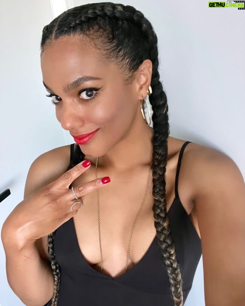 Freema Agyeman Instagram - 💋 Happy Monday Instafam! • • • Do we need a special occasion to wear that thing, try that thing, taste that thing, sip that thing - today is as special as any other! ✌️Crack on! #mondaymusing