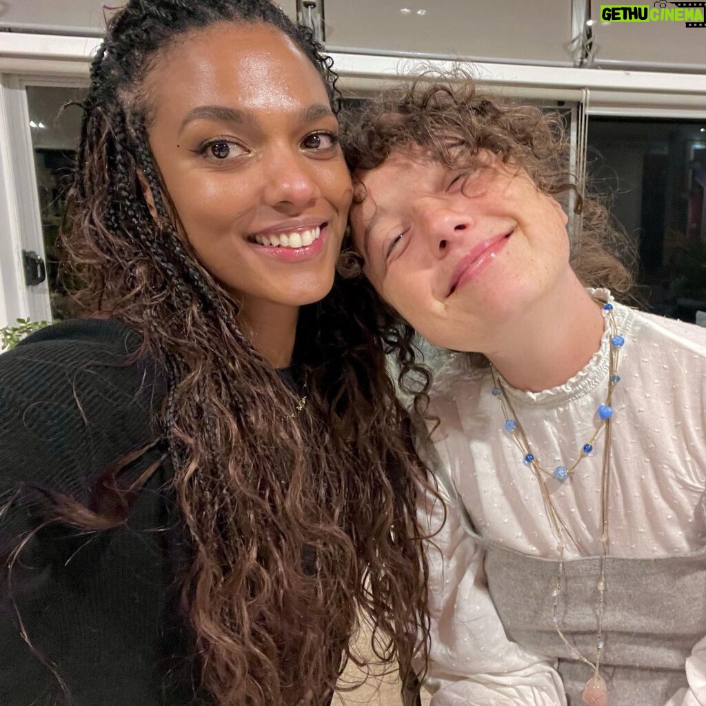 Freema Agyeman Instagram - Been 4 years since seeing my little Dorrit. Love you Steffy! Despite never having much on screen time together during The Carrie Diaries shoot, you and your beautiful fambam were like family to me off screen!! And still are! Love you all so so much! And love how it feels like no time has passed! And particularly gassed that we go into a random cafe in New Zealand and the bathroom door provides us with a dope mash up!!! 😂😂 #Larissa #Dorrit #TheCarrieDiaries #tardis #sweettooth #bear #cycles #timespirals #mondaymusing #newzealand #wellingtonnz ♥️♥️♥️