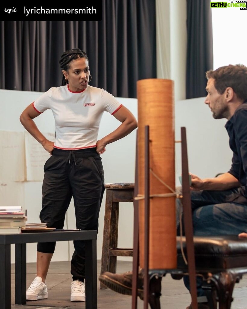 Freema Agyeman Instagram - •Posted @withregram• @lyrichammersmith Step inside the rehearsal room of #GodOfCarnageLyric coming soon from 01 Sep. @bbcdoctorwho and Dreamland star Freema Agyeman returns to the stage for this blistering dark comedy along with Ariyon Bakare (@darkmaterialsofficial), Dinita Gohil (The Father and the Assassin) and Martin Hutson (Small Island). Book tickets from £10 now at the link in our bio. 📷 @_otherrichard #YasminaReza #ChristopherHampton #GodOfCarnage #DoctorWho #HisDarkMaterials #AriyonBakare #DinitaGohil #MartinHutson #LyricHammersmithTheatre