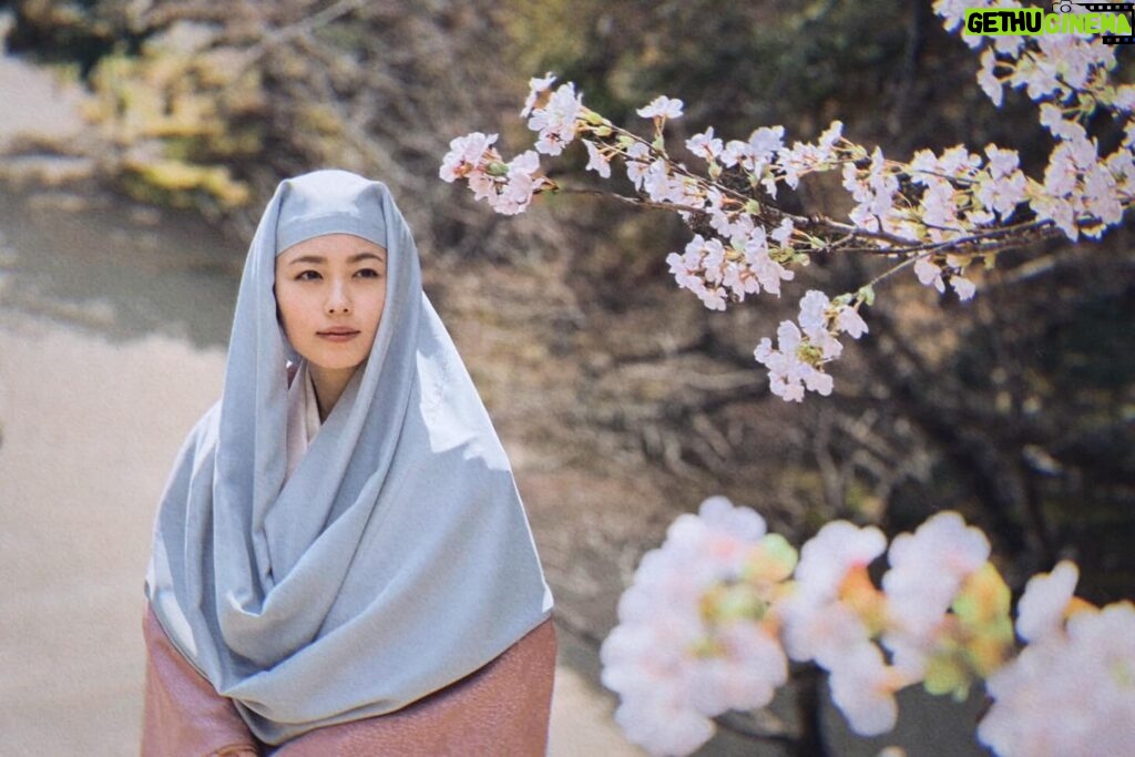 Fuka Koshiba Instagram - 「大奥」 最後まで観てくださった皆様、ありがとうございました✨ 愛する人との愛しい日々を胸に、 倫子はこれからも 前へ前へと歩んでいくのだと思います☺︎ 「大奥」で主演をさせて頂くと初めて聞いた時は、 嬉しさと怖さとプレッシャーと、 色々な感情が入り混ざっていました。 ですが、京都での撮影を終えて今思うのは、 「倫子を演じることが出来て本当によかった！！」 という気持ちです😊 大奥という過酷な場所に身を置きながらも、 自分を見失うことなく、真っ直ぐ生きる倫子に 私自身も支えられていた様に思います。 京都の撮影スタッフの方々は とっても優しくて面白い人ばかりで、 何よりみんな関西弁なので とても居心地が良くて😂 辛いシーンがとても多い作品でしたが、心穏やかに撮影できたのは、皆さんのおかげだと思います😌 改めてありがとうございましたm(_ _)m そして倫子を応援して下さった、 この作品を楽しみに観てくださった皆様、 本当にありがとうございました🙇‍♀️✨ また面白い作品をお届け出来るように 精進して参ります🙌 #大奥