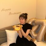 Fuka Koshiba Instagram – 27歳になりました😊👑

これからもご縁を大切に、

誠実に作品と向き合い、

周りにいる、支えてくれている
大切な人達への感謝を忘れず、

精進して行きたいと思います☺︎

27歳の私も
どうぞよろしくお願いしますっ(*´꒳`*)

愛がね、お祝いしてくれました🥂
よく見るホテルでオシャレなやつ😂
「フラッシュ炊いたほうがそれっぽいかな？！」
「カメラ見ないほうがいいかな？！」
「わ！よく見る写真撮れたー！！」
と笑いながら撮影会しました😂

バスクチーズケーキも焼いてくれて、
これがまた美味しいのなんの(｡・・｡)

今年もいっぱい遊んでもらうんだーっ✨

#27歳だぜ🤩