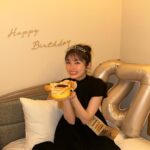 Fuka Koshiba Instagram – 27歳になりました😊👑

これからもご縁を大切に、

誠実に作品と向き合い、

周りにいる、支えてくれている
大切な人達への感謝を忘れず、

精進して行きたいと思います☺︎

27歳の私も
どうぞよろしくお願いしますっ(*´꒳`*)

愛がね、お祝いしてくれました🥂
よく見るホテルでオシャレなやつ😂
「フラッシュ炊いたほうがそれっぽいかな？！」
「カメラ見ないほうがいいかな？！」
「わ！よく見る写真撮れたー！！」
と笑いながら撮影会しました😂

バスクチーズケーキも焼いてくれて、
これがまた美味しいのなんの(｡・・｡)

今年もいっぱい遊んでもらうんだーっ✨

#27歳だぜ🤩